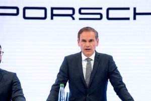 Ο CEO της Porsche δεν θέλει συγκρίσεις του Taycan με το Tesla Model S